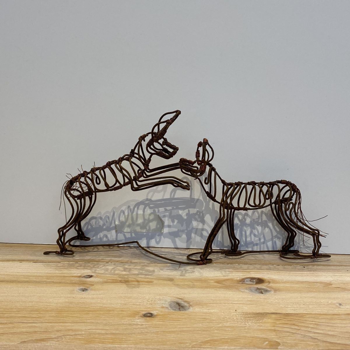 Wildhunde-Skulpturen
